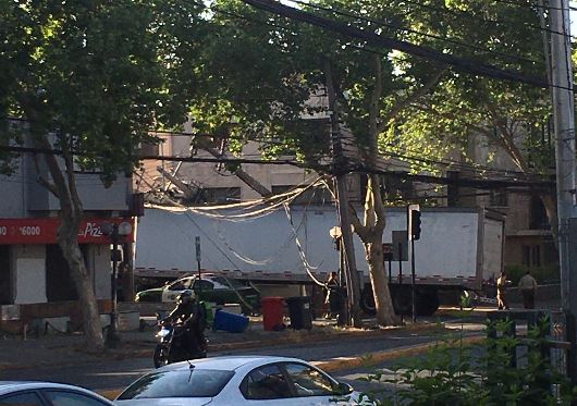 Sectores de Providencia y Ñuñoa quedan sin luz tras accidente de camión