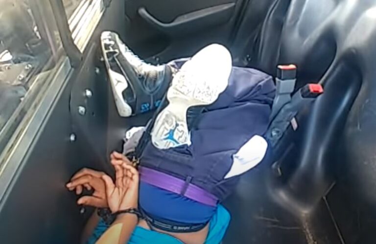 EE.UU: Mujer afroamericana estuvo maniatada y con la cabeza en el piso por 21 minutos en patrulla policial