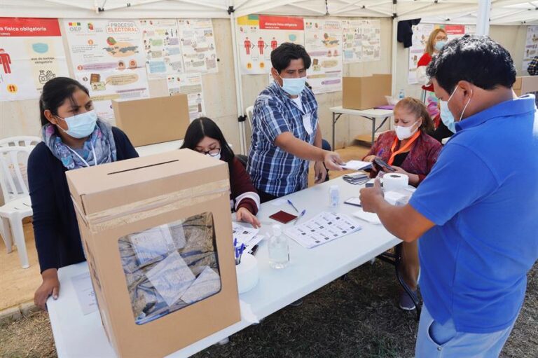 Bolivia comienza jornada de votaciones para elegir presidente y nuevo Parlamento
