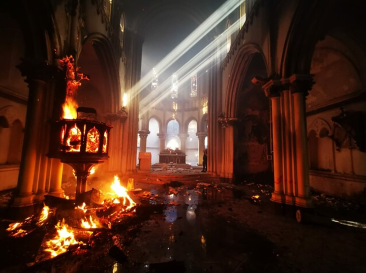 Reportan ataque incendiario a Iglesia de Carabineros: Saquearon y encendieron barricada con lo robado