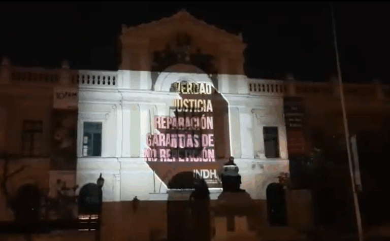 Proyección lumínica del INDH en la U. de Chile busca que no se vuelvan a repetir violaciones a los DD.HH.