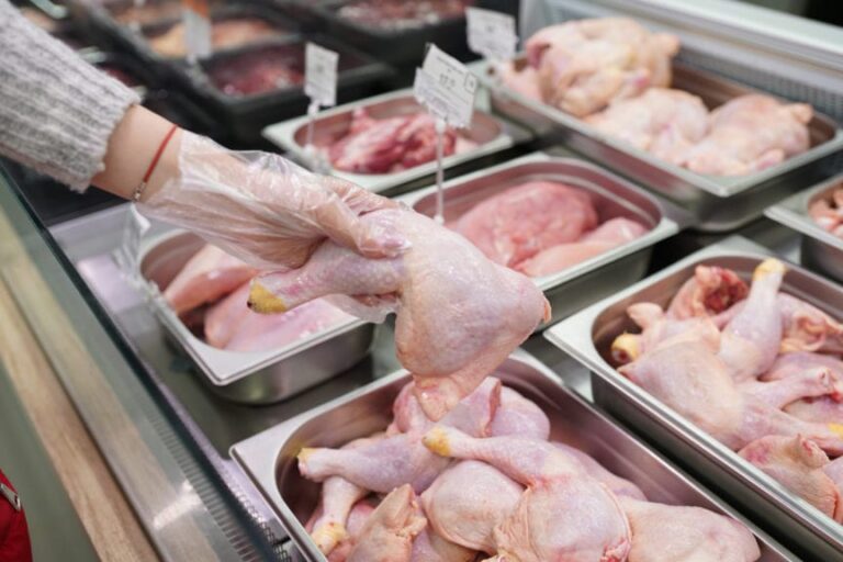 Habrá devolución: Sernac logra acuerdo con supermercados SMU por caso de colusión en el precio del pollo