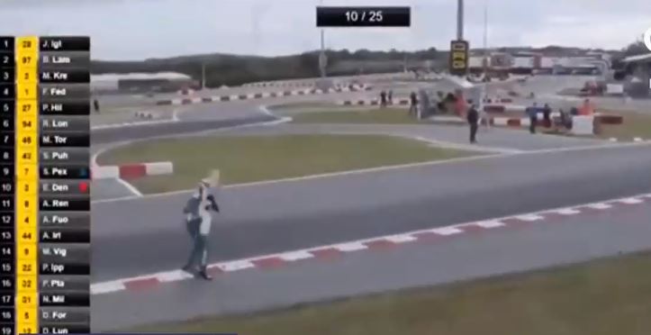 Piloto de karting que lanzó pieza de su auto a rival renunció de por vida