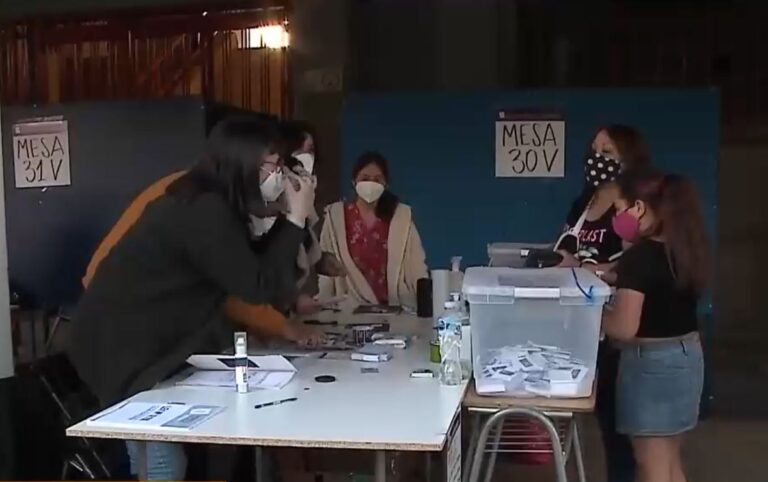 Más jóvenes y aumento de participación en comunas de la RM: Los análisis tras el plebiscito