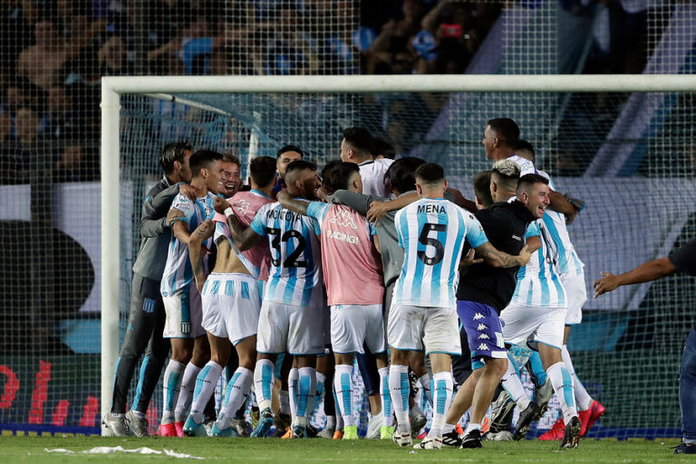 Con tres chilenos en cancha, Racing venció a Nacional y clasificó a la próxima fase de la Libertadores