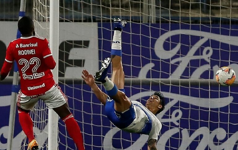 Ni el Twitter de la UC lo podía creer: La dieron por eliminada antes del gol que los clasificó a la Sudamericana