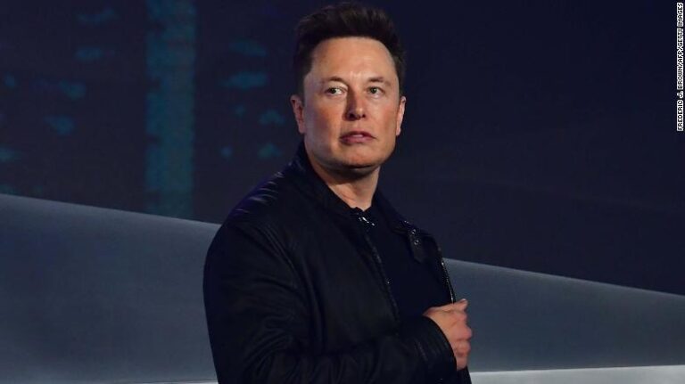 Por más de 7 mil dólares: Subastan trabajos escolares calificados por Elon Musk