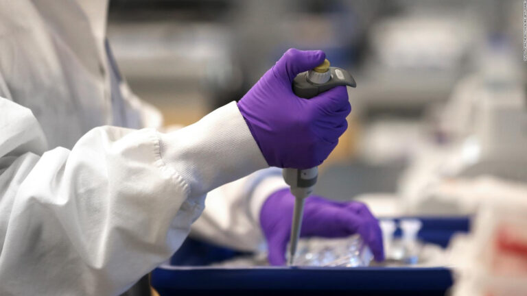 Mujer con COVID-19 recibió tres pruebas negativas falsas antes de ser diagnosticada