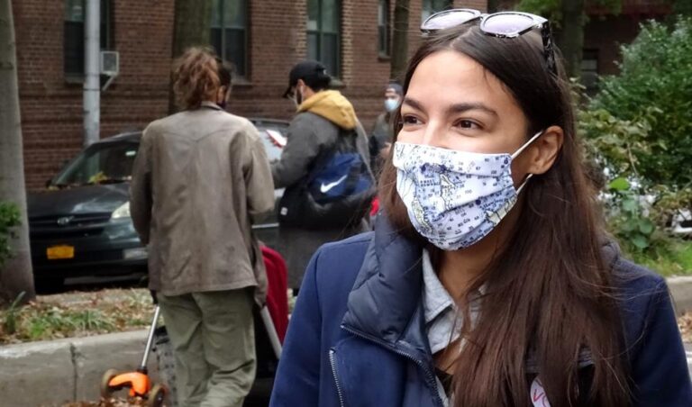 Alexandria Ocasio-Cortez es reelegida tras aplastante victoria en Nueva York