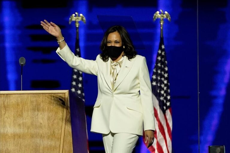 El traje blanco de Kamala Harris también fue parte de su discurso político