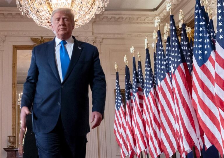 Jefa de campaña de Biden acusó a Trump de intentar 