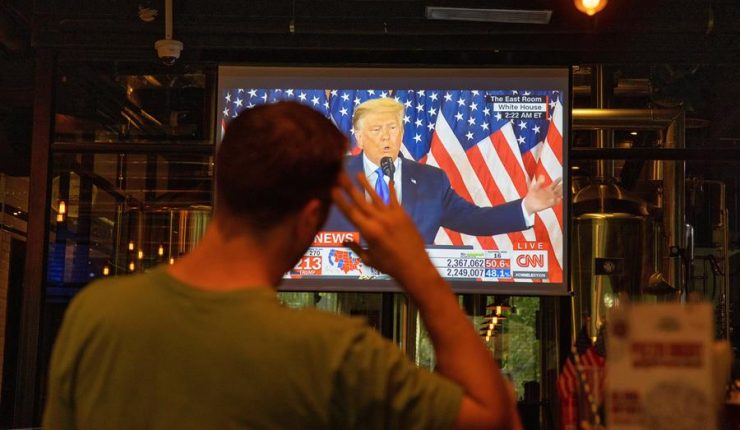 Ex asesor jefe de la Casa Blanca sugirió la decapitación y Twitter le suspendió su cuenta