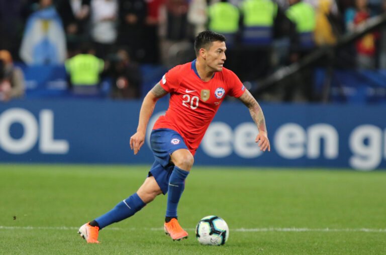 Suspenso en La Roja por Charles: Molestia lo tiene al margen en el Bayer Leverkusen