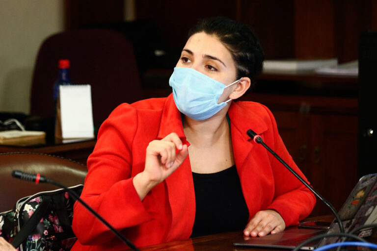 Karol Cariola pide la renuncia de Piñera 