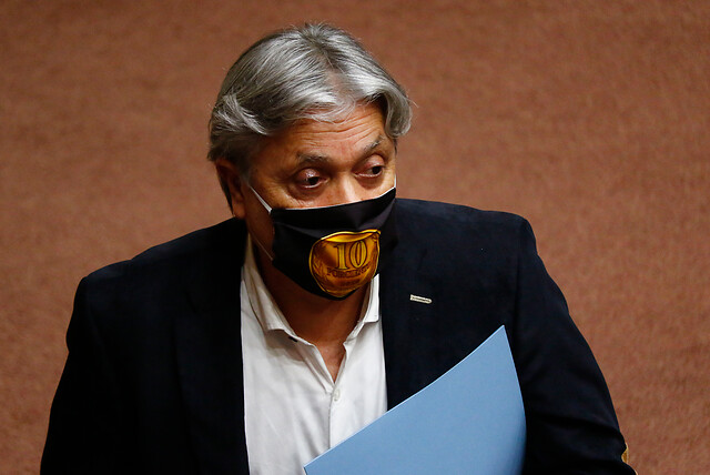 Senador Navarro se mantiene en UCI e inició retiro de ventilación mecánica