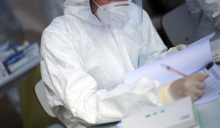 Casos de coronavirus superan los 47 millones en todo el mundo