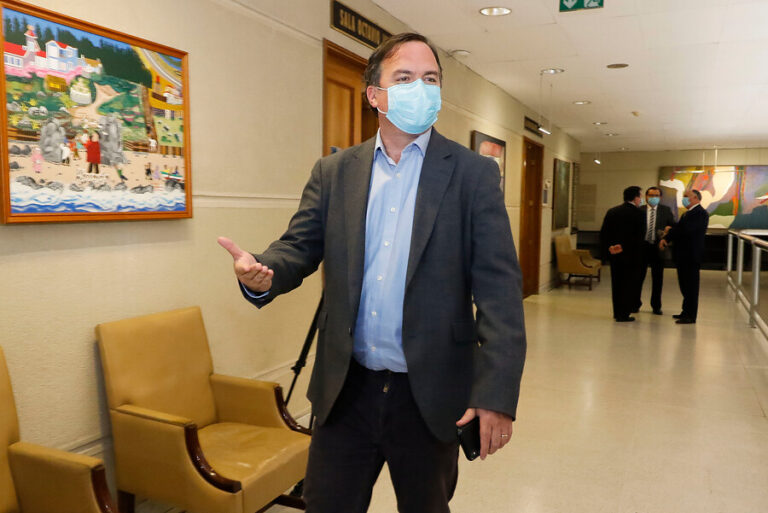 Walker (DC) pidió al gobierno que no recurra al TC por segundo retiro y 