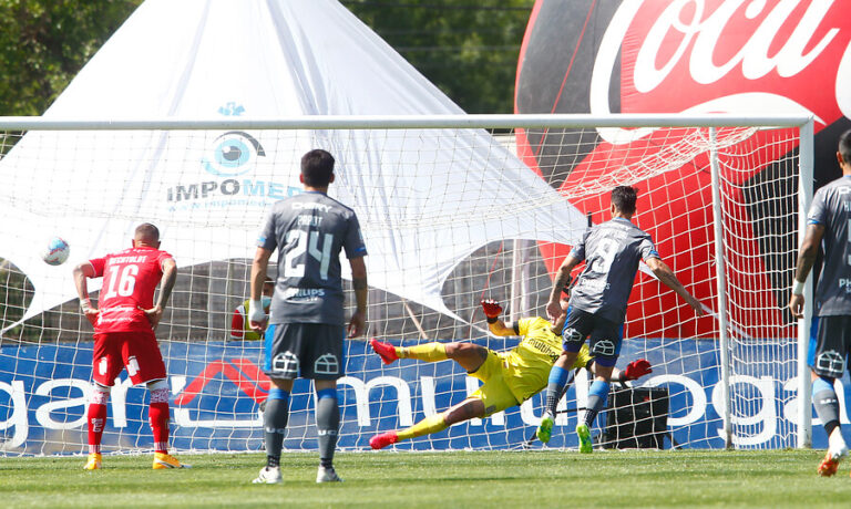 Increíble, pero cierto: La UC repitió tres veces el penal ante Curicó