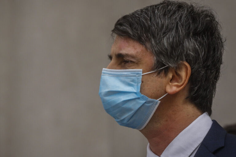 Primer trimestre 2021, el plazo de Couve para suministrar vacunas contra el COVID-19 en Chile