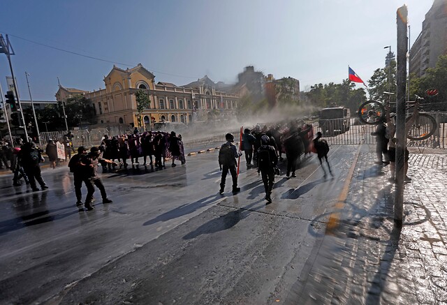 Manifestaciones en las cercanías de La Moneda causan desvíos de tránsito y cierre de estaciones del Metro