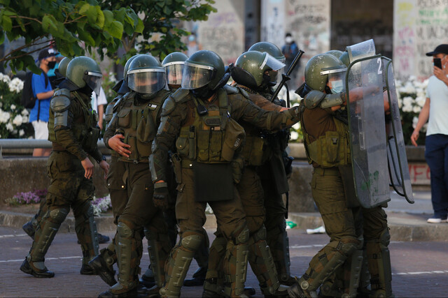 Contraloría oficia a Carabineros y solicita informe por indumentaria que no permite su identificación