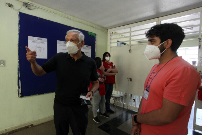 Heraldo Muñoz se descarga contra el Servel: Su mesa estaba cerrada y no pudo votar