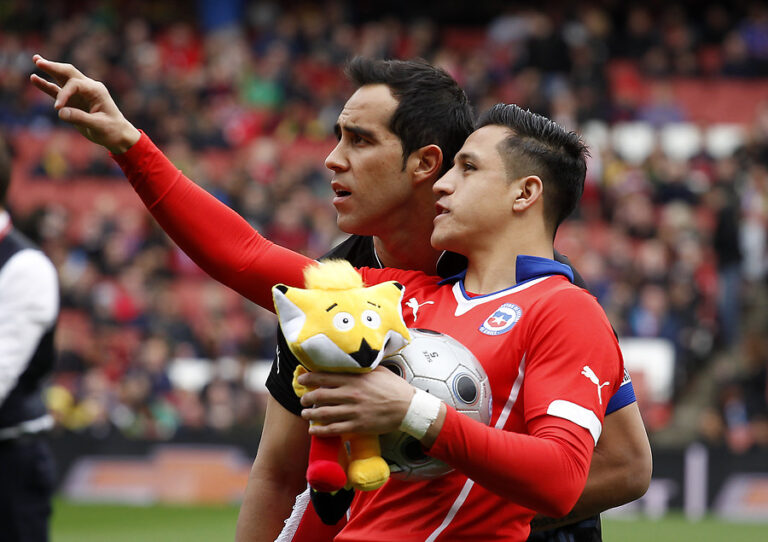 Alexis y Bravo llegaron a Chile y se suman a los entrenamientos de La Roja