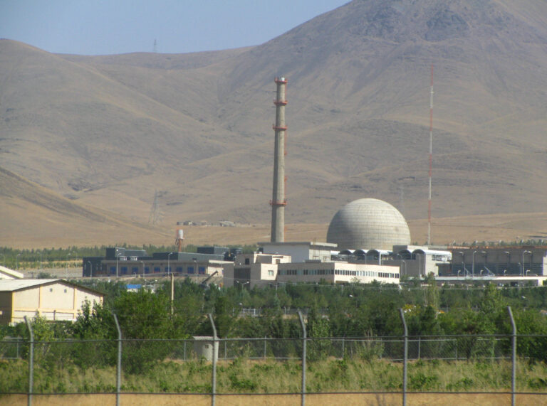 Asesinan a un destacado científico nuclear de Irán a las afueras de Teherán