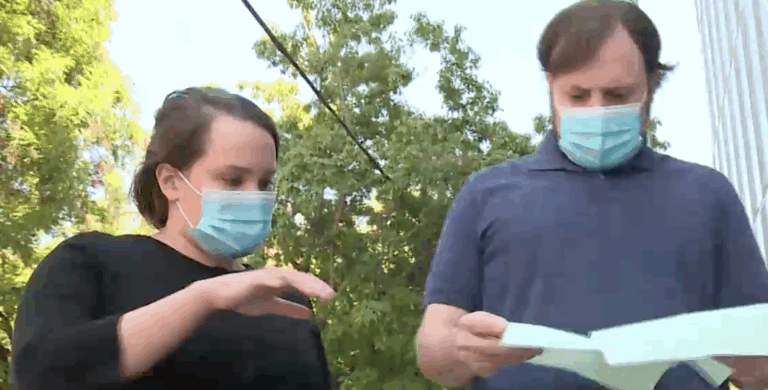 Pareja fue multada con $2,5 millones tras quitarse la mascarilla en un parque