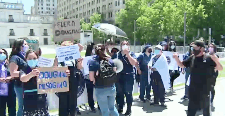 Enfermeras llegaron a protestar a La Moneda: Exigen la salida del subsecretario Dougnac