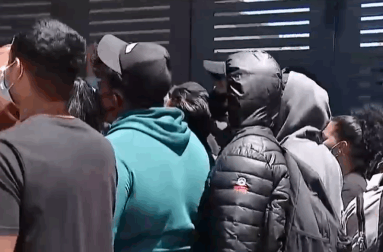 Migrantes realizan largas filas en Extranjería para pedir visa de refugio