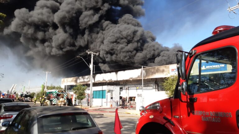 Gigantesco incendio afecta a bodega de neumáticos en Renca