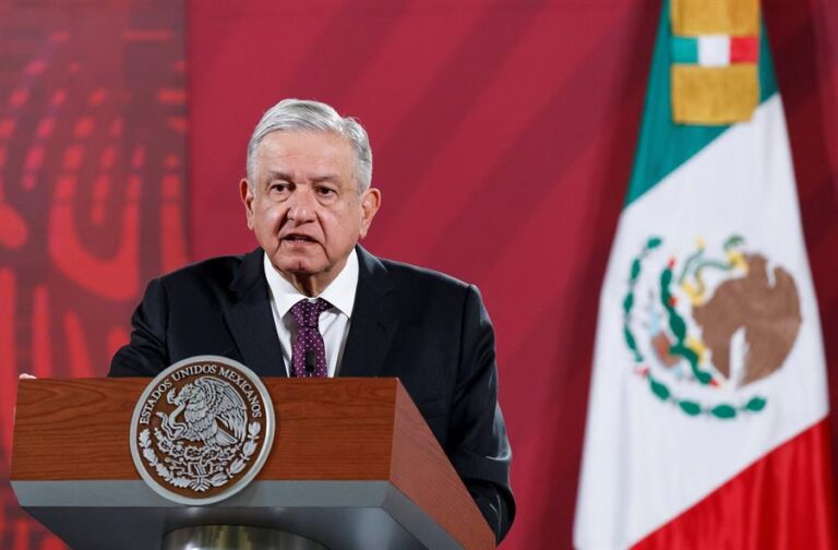 Cuestionan a AMLO por no reconocer a Biden como presidente electo y lo califican de 