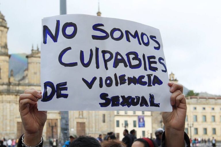 Archivan caso de violación en Perú porque mujer iba con ropa interior roja