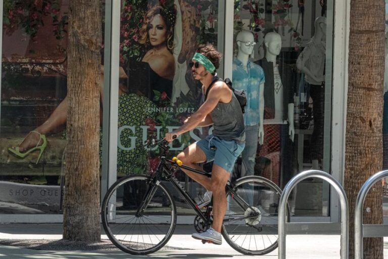 Fauci: EE.UU. podría volver a cierta normalidad en segundo o tercer trimestre de 2021