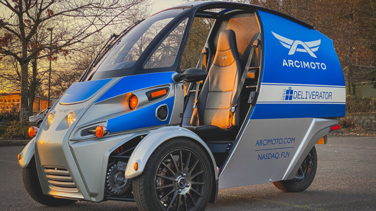 Arcimoto: El híbrido eléctrico entre auto y moto que no contamina