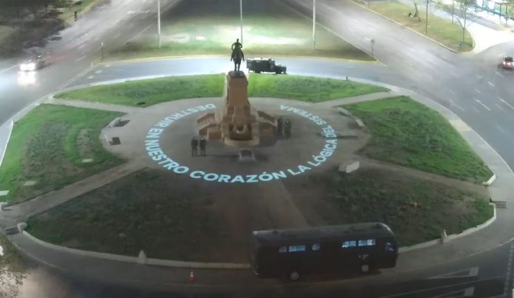 Corte descarta actuar ilegal de Carabineros tras apuntar con foco una proyección lumínica en Plaza Italia