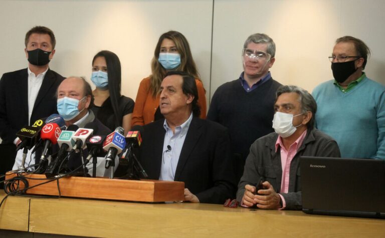 Víctor Pérez agradeció a Longueira y recordó a Jaime Guzmán al inscribir candidatura para presidir la UDI