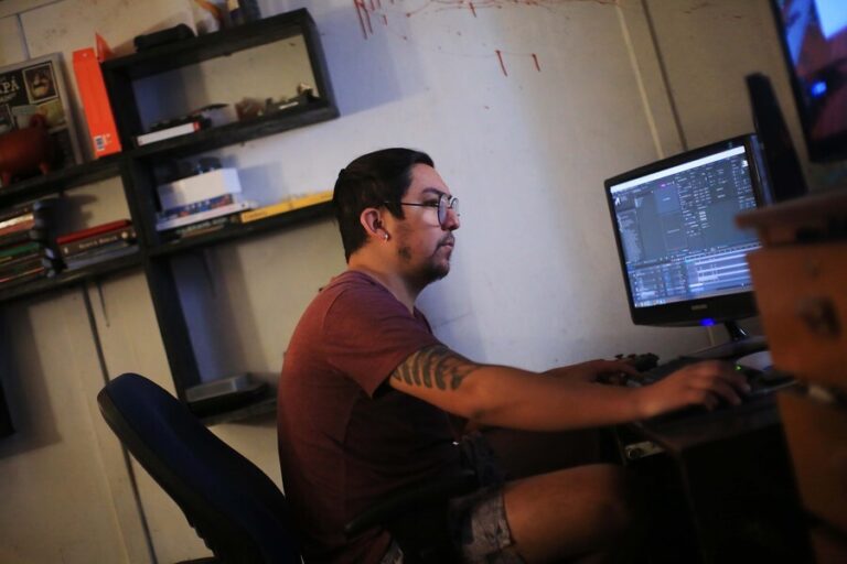 Casi la mitad de los chilenos siente que el teletrabajo ha extendido su jornada laboral, según encuesta