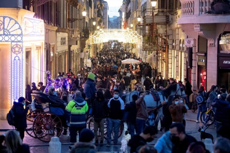 Experto de Oxford entrega el posible motivo por el que nueva cepa de COVID-19 sería mas contagiosa