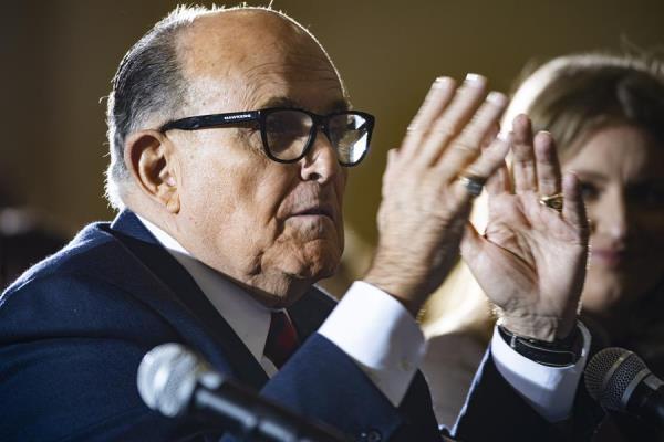 Donald Trump anuncia que su abogado Rudy Giuliani dio positivo por COVID-19