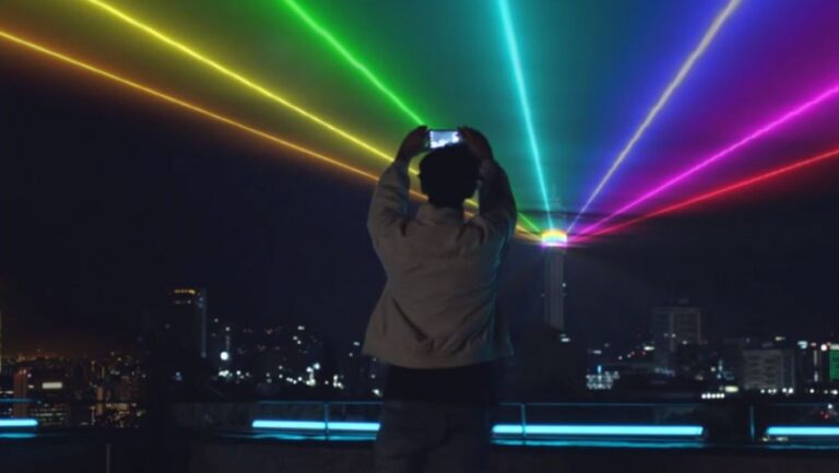 Entel dará la bienvenida al 2021 con proyección de luces que será visible desde los hogares