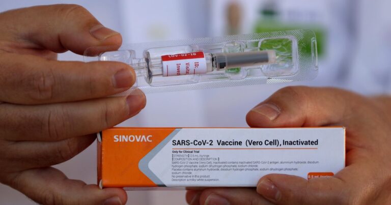 Cenabast pedirá autorización para importar vacuna china: Ya firmó por 10 millones de dosis hasta marzo