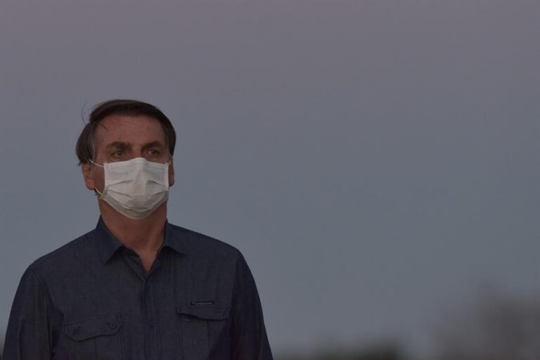 Bolsonaro dice no haber cometido errores durante la pandemia