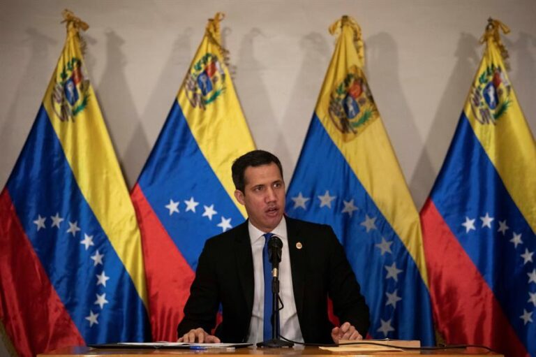 Guaidó dice que se mantendrá como presidente encargado de Venezuela