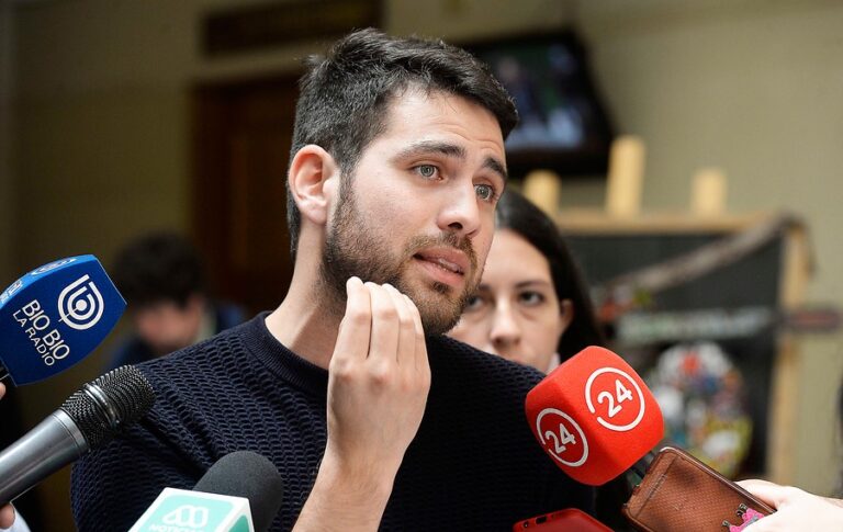 Diputado Ibáñez (CS) presenta proyecto para que empaques puedan volver a trabajar en supermercados