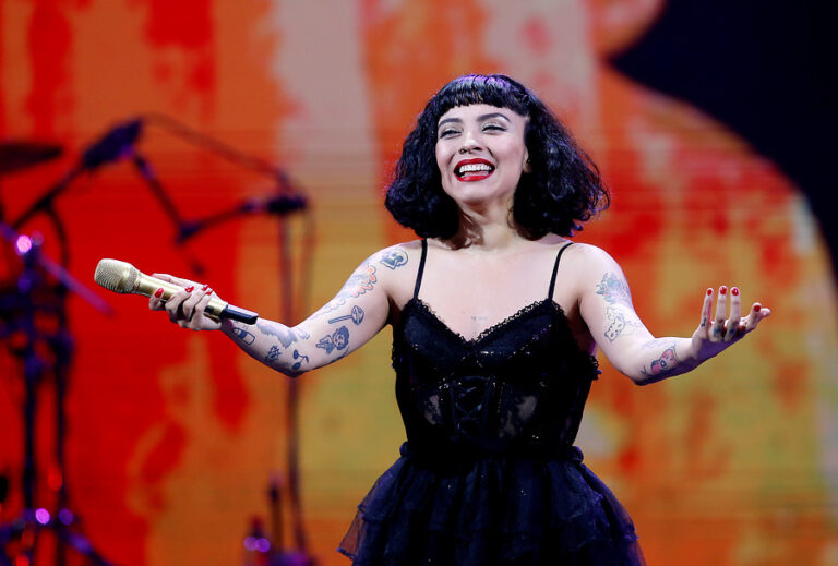 Billboard destaca dos canciones de Mon Laferte entre las mejores del año en Latinoamérica