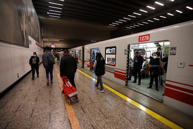 Metro de Santiago modifica horario de funcionamiento tras cambio en toque de queda