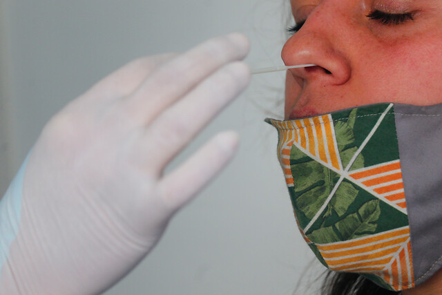 Minsal autoriza que pacientes puedan tomarse examen PCR sin orden médica