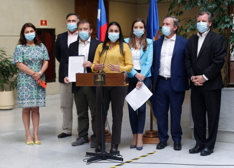 Diputados de Chile Vamos reunieron firmas para solicitar la renuncia de Patricia Muñoz de la Defensoría de la Niñez